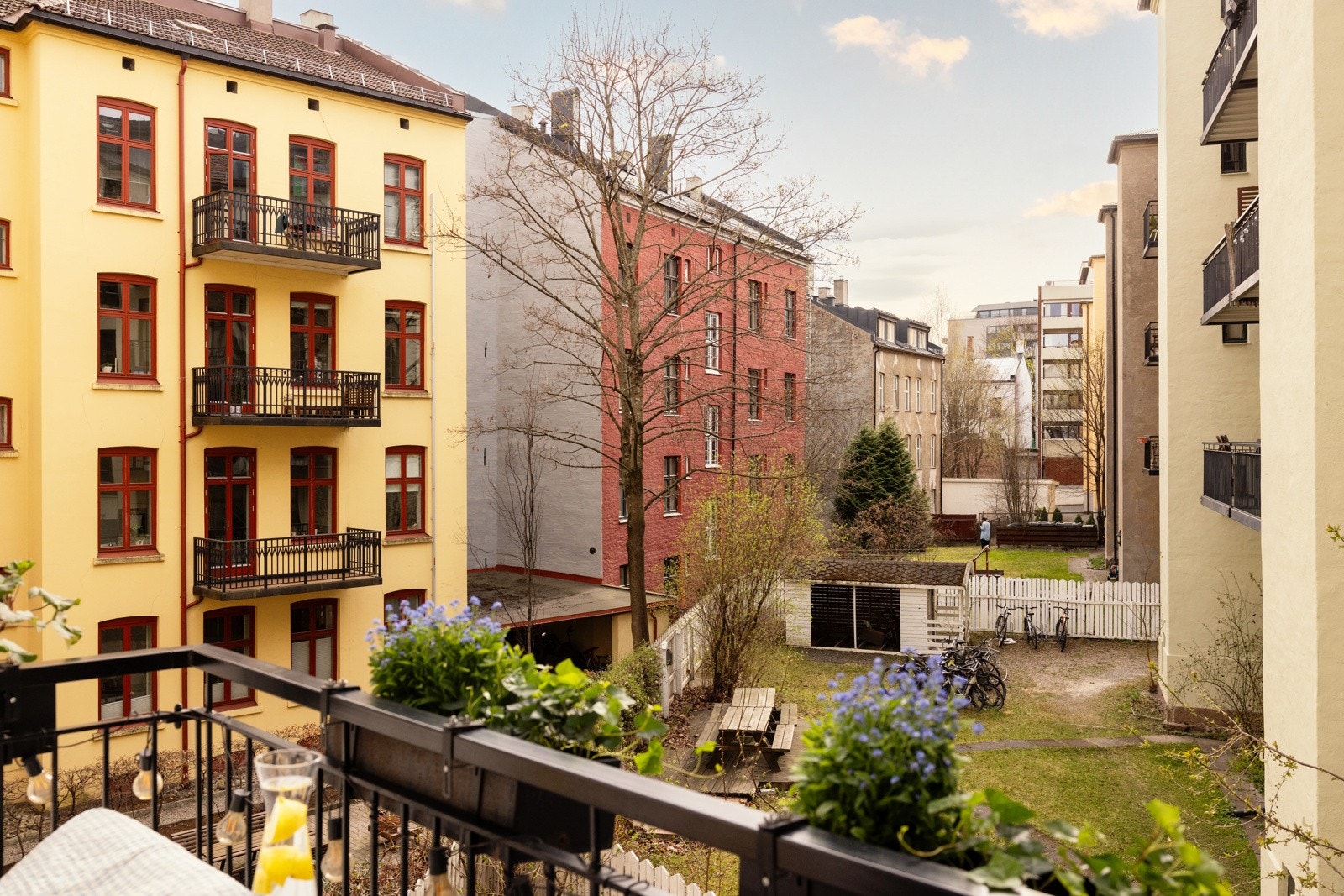 Balkongen vender mot sydvest. Galleribilde