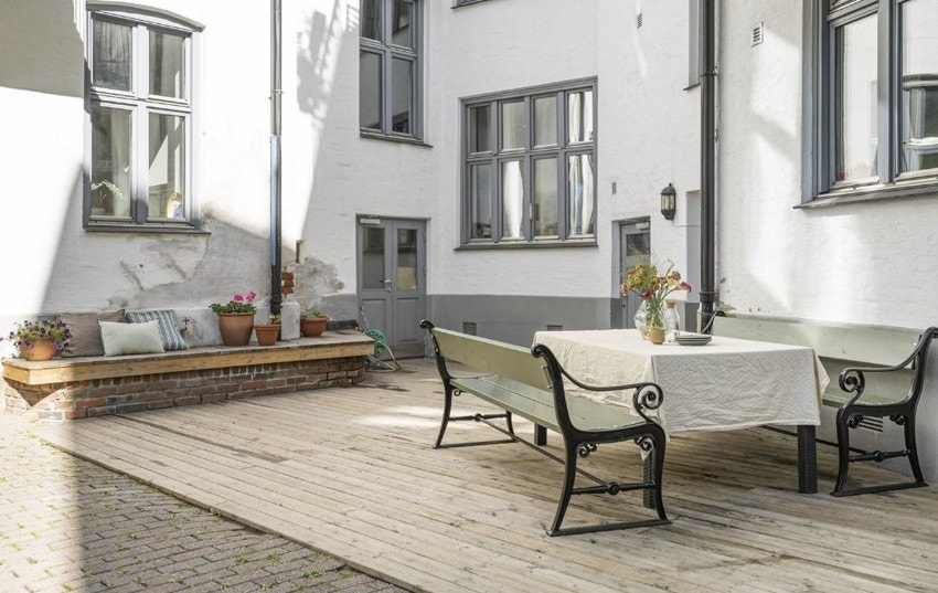 Pent opparbeidet med belegningsstein, platting og sittegrupper i flere soner. Galleribilde