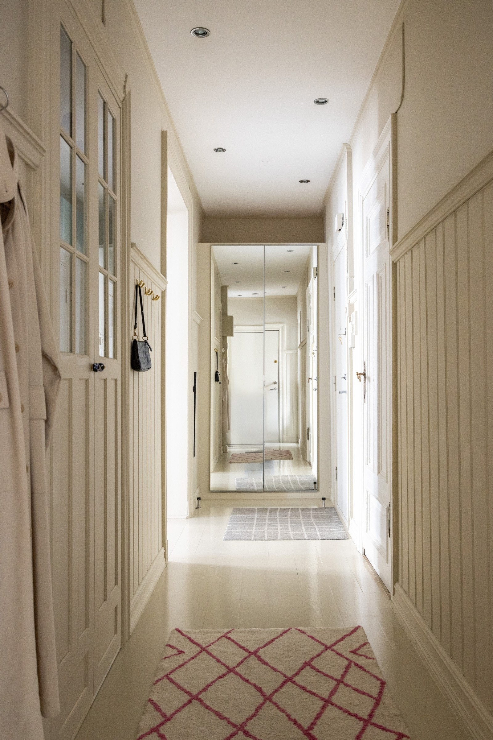 Masse oppbevaringsmuligheter i plasstilpassede garderobeskap. Galleribilde