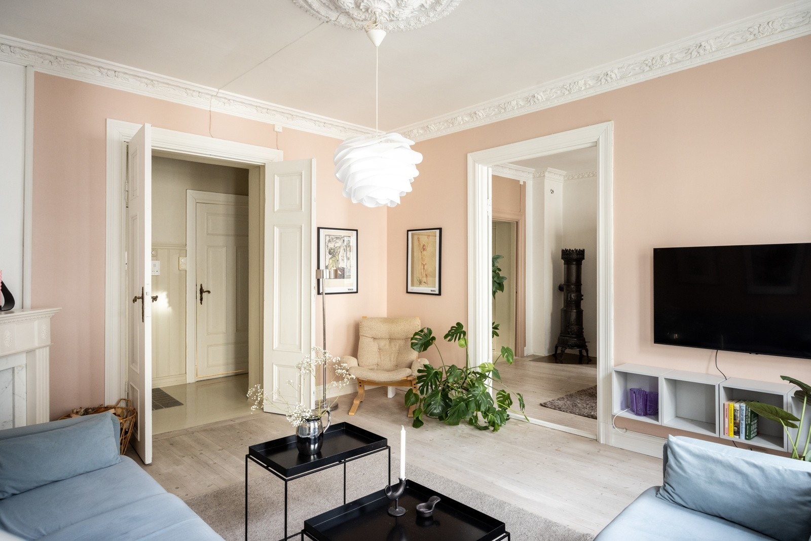 Lys og trivelig stue med god plass til sofagruppe, sofabord og underholdningsavdeling. Galleribilde