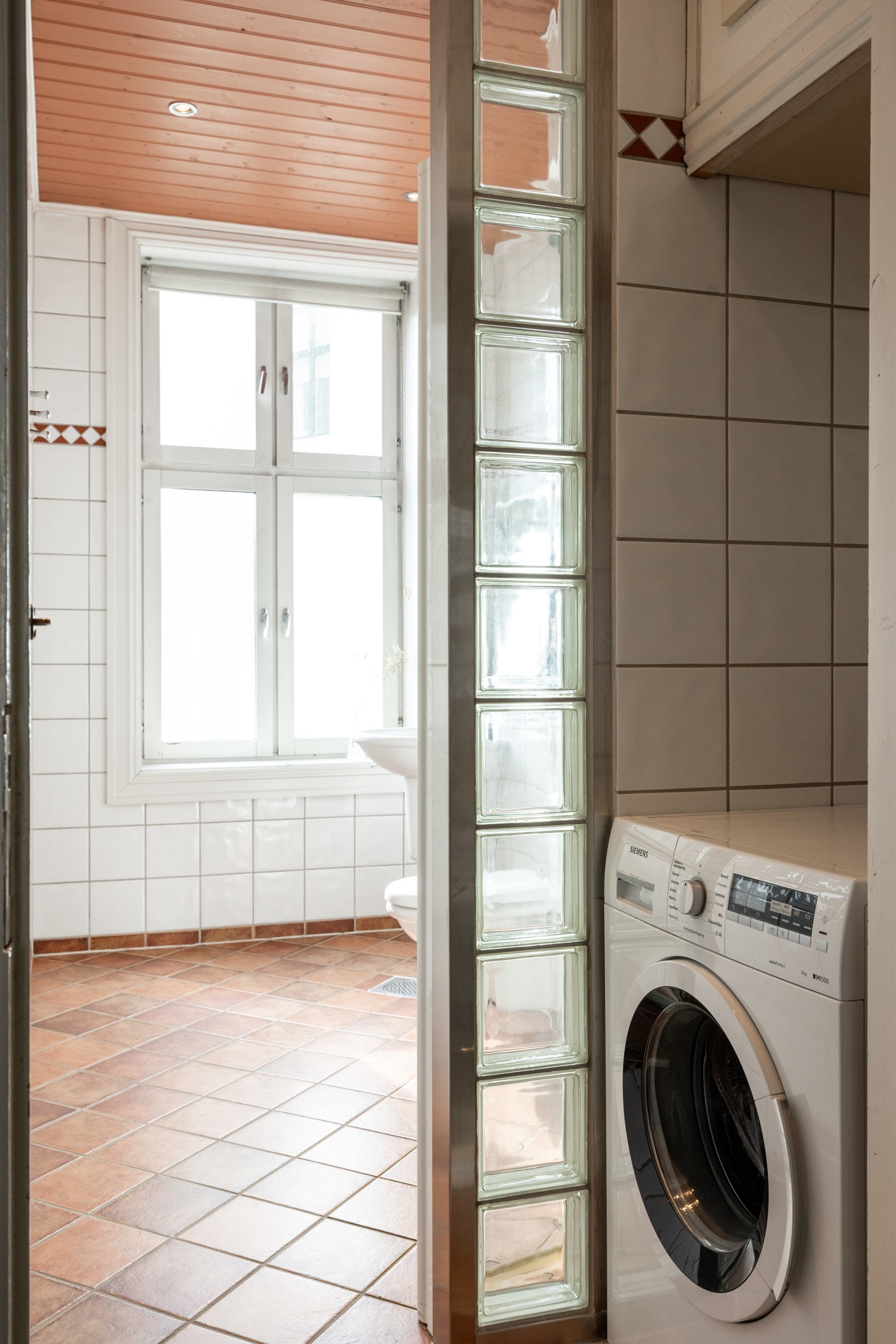 Opplegg for vaskemaskin i egen nisje. Galleribilde