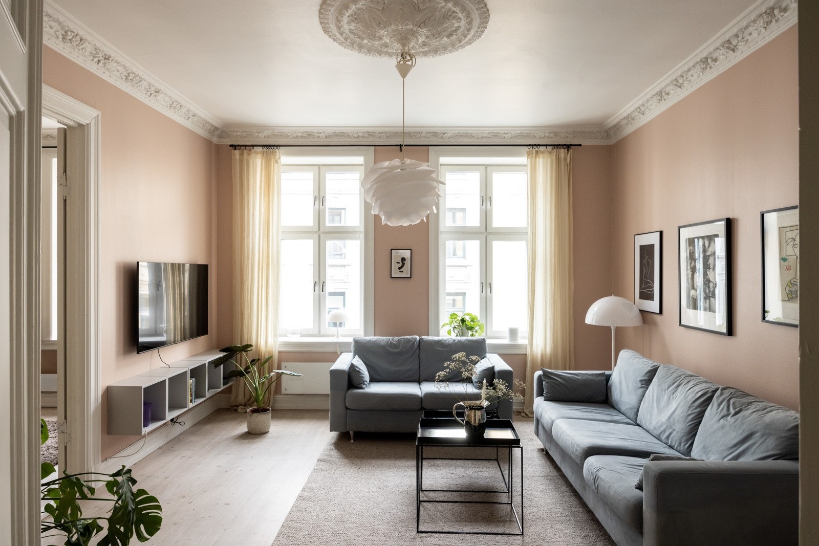 Stuen har tidligere blitt benyttet som soverom, og dagens spisestue har blitt benyttet som stue/spisestue. Fleksibel planløsning. Galleribilde