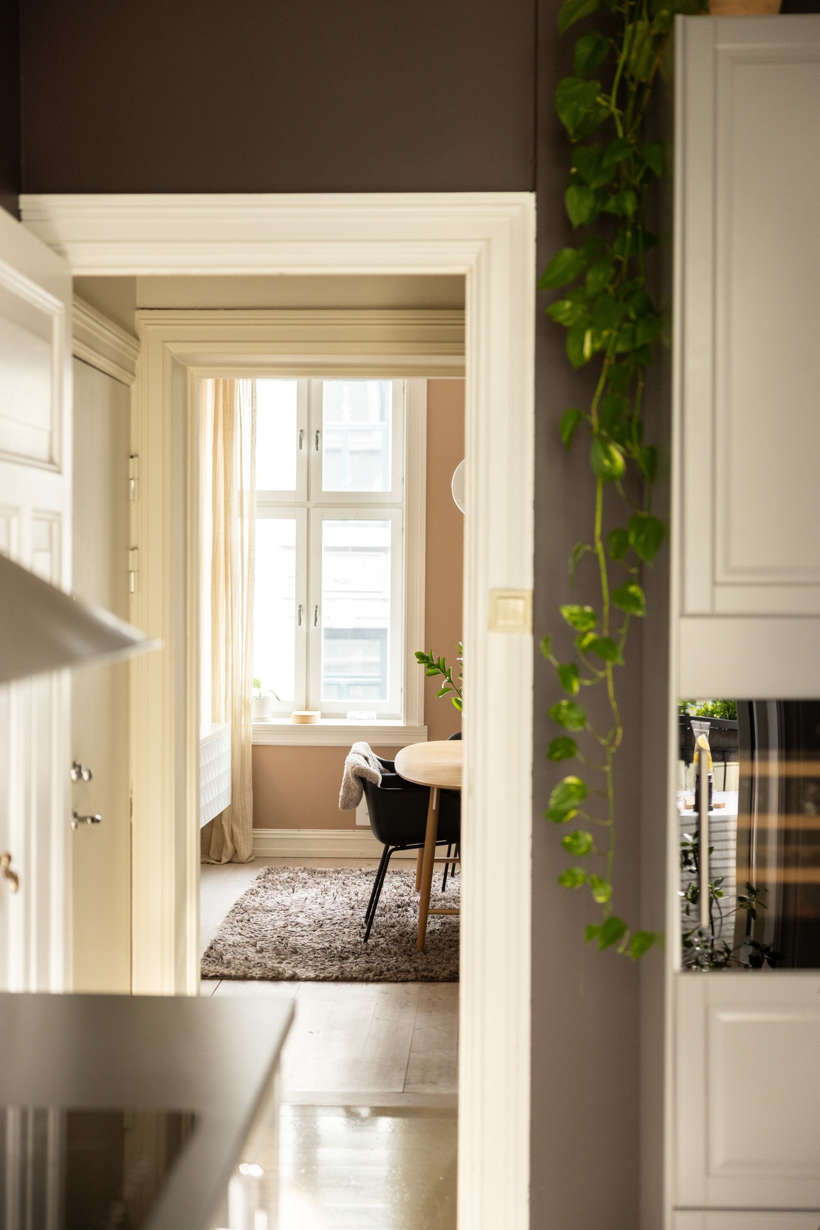 Kjøkkenet ligger rett ved spisestuen. Galleribilde