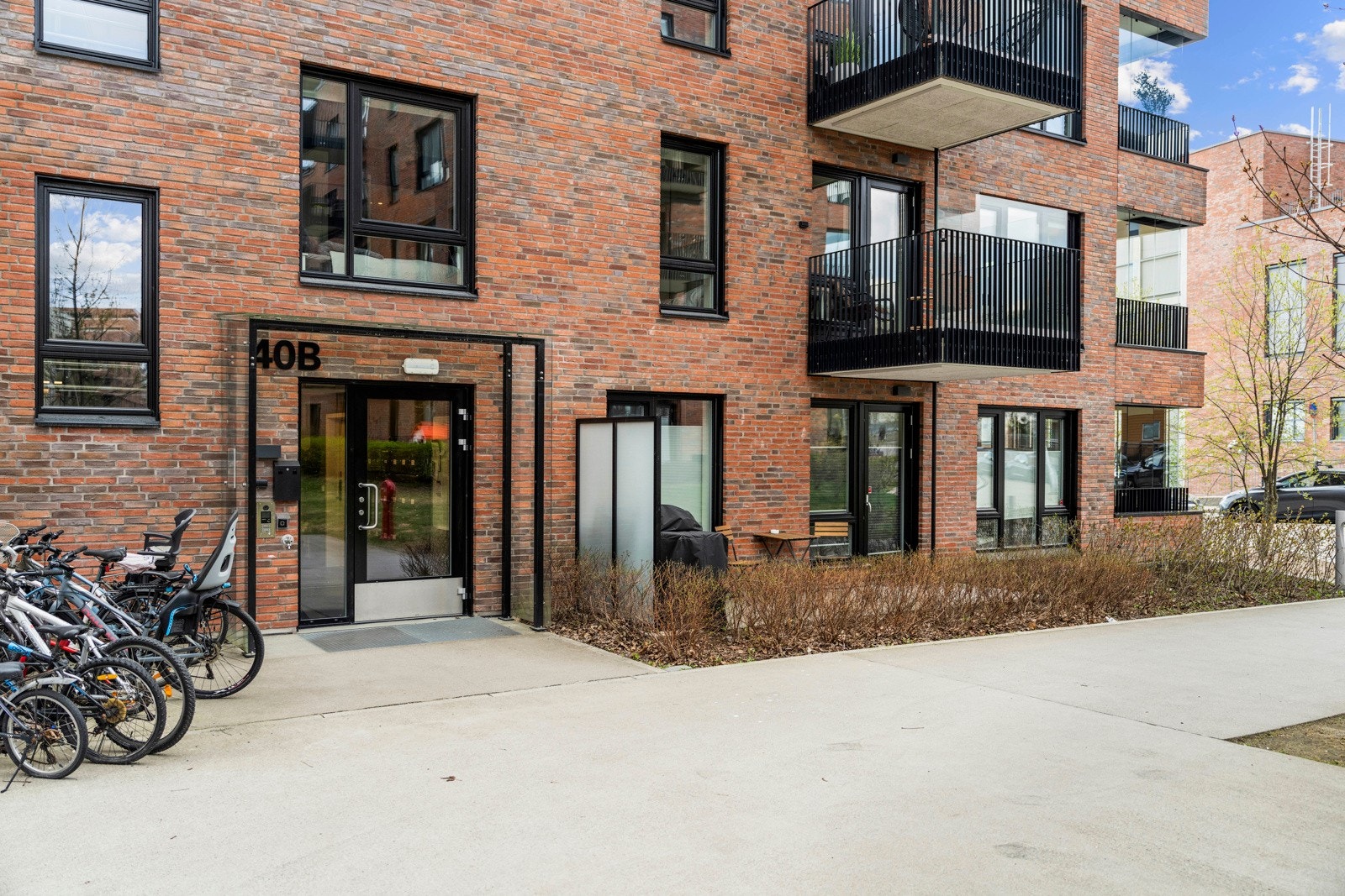 Krydderhagen er en fantastisk grønn og moderne hageby, med lyse og arealeffektive leiligheter omkranset av hyggelige tun og store fellesarealer. Hele området er naturligvis bilfritt med parkeringsanlegg under bakken. Galleribilde
