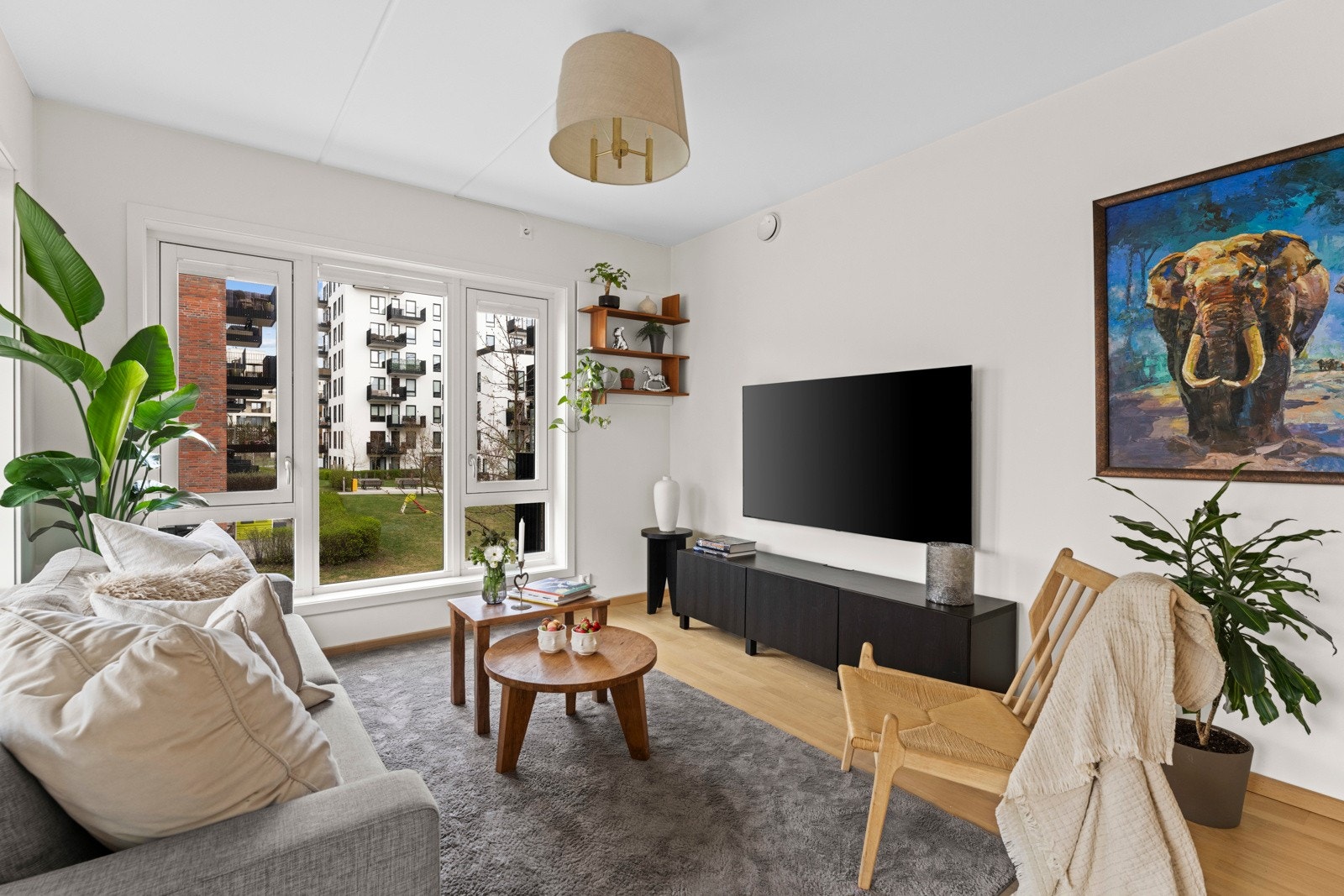 Store vinduer som gir gode lysforhold. Stuens utforming gir god plass til sofagruppe, flere sittegrupper, TV-møblement, spisebord og øvrig ønsket møblement. Galleribilde