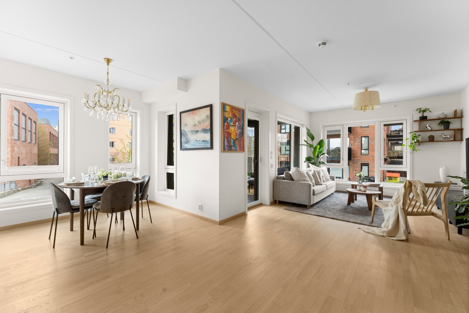 Leiligheten inneholder romslig entré, baderom + wc, 3 soverom hvorav den ene har utgang til balkong, stort kjøkken med tilhørende spiseplass og stor stue med utgang til innglasset balkong. Galleribilde