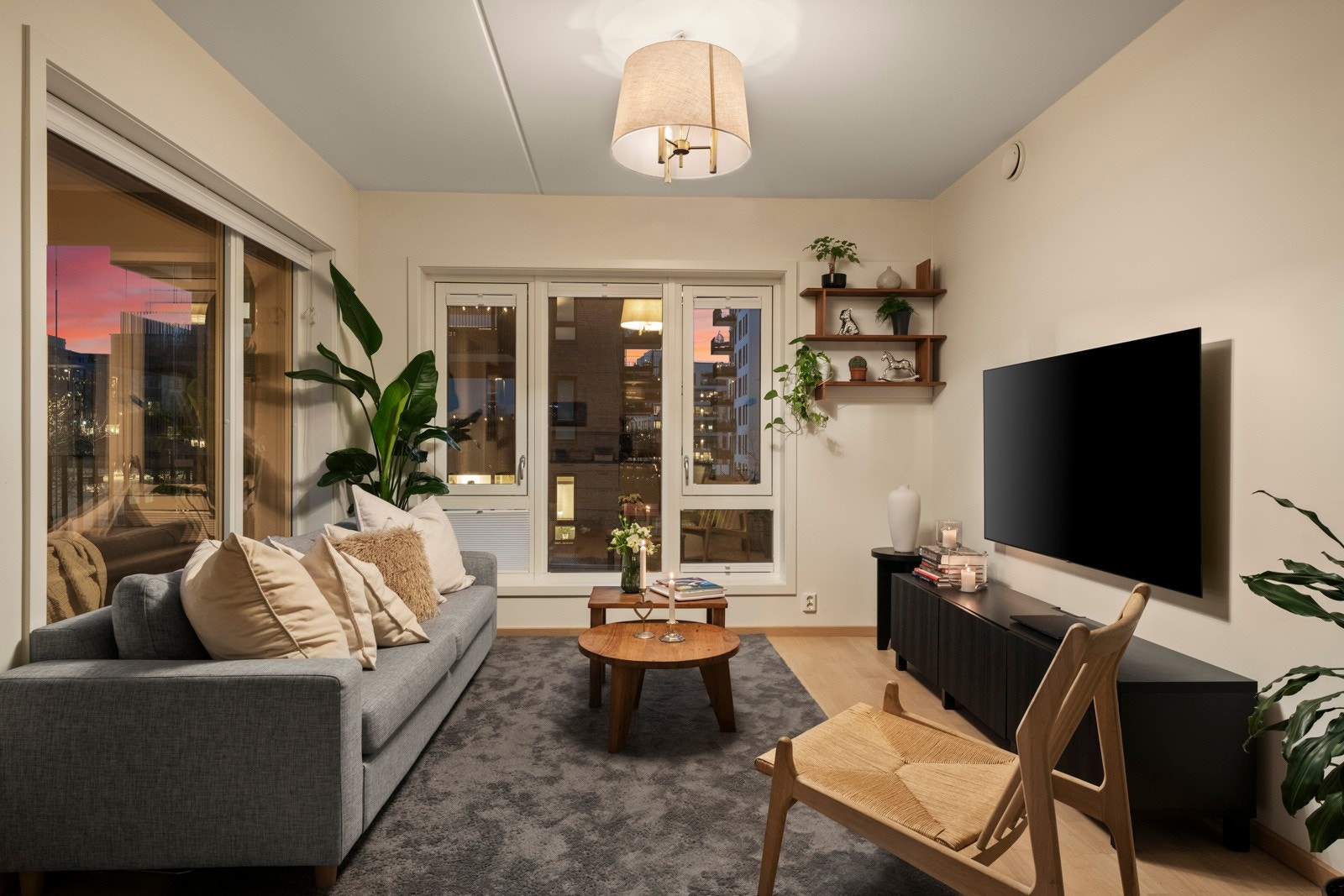 Boligen har flere gode kvaliteter som gjør den ekstra innbydende. Stuen er stor og enkel å innrede, stilrent kjøkken som har åpen løsning mot stuen, naturlig plass til spisebord og sofagrupper med tilhørende tv-møblement. Galleribilde