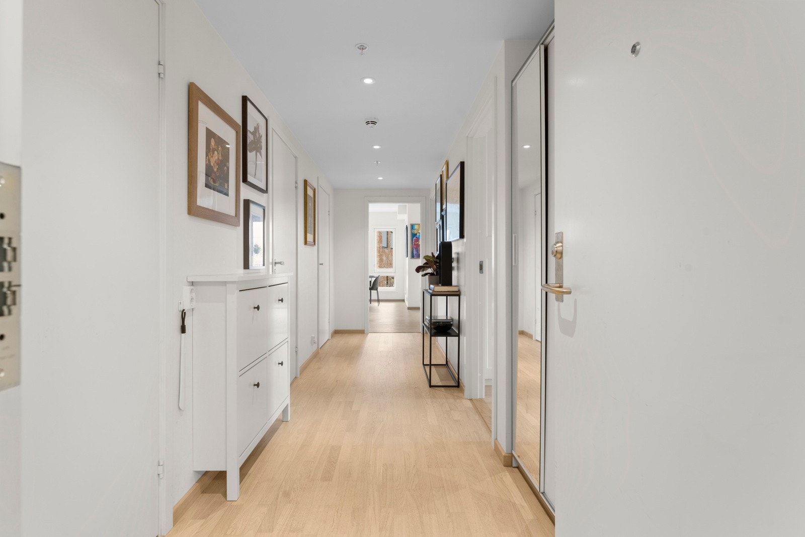 Innbydende entré med god plass til å henge fra seg yttertøy og sette fra seg sko. Her er det lyse overflater som gjør det enkelt å innrede. Entréen er innredet med stor skyvedørsgarderobe og oppbevaringsplass. Galleribilde