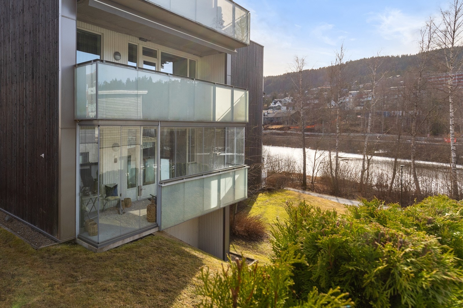 Hjørneleilighet med innglasset, lun terrasse som har deilig ettermiddagssol. Galleribilde