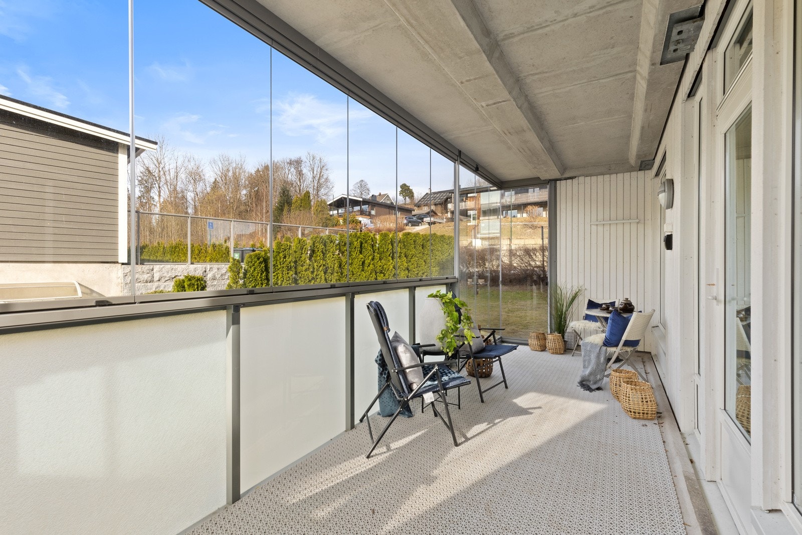 Fra terrassen er det direkte tilgang til sameiets gressplen og pent opparbeidede fellesområder. Galleribilde