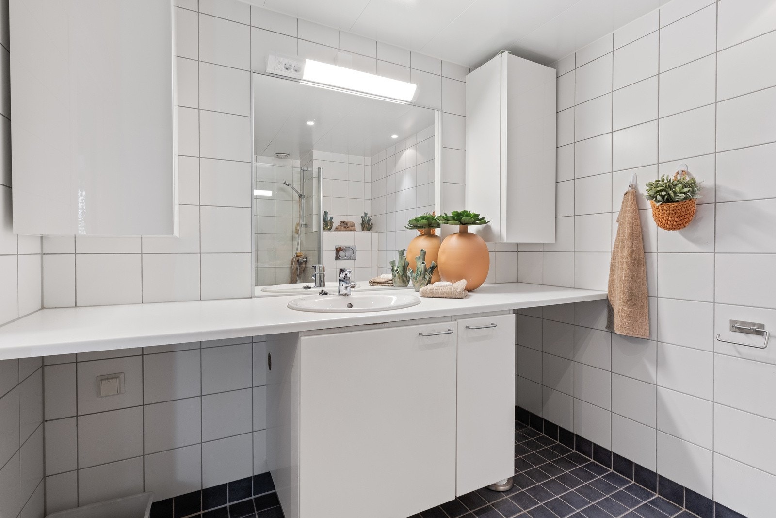 Det er satt av plass til vaskemaskin og tørketrommel. Galleribilde
