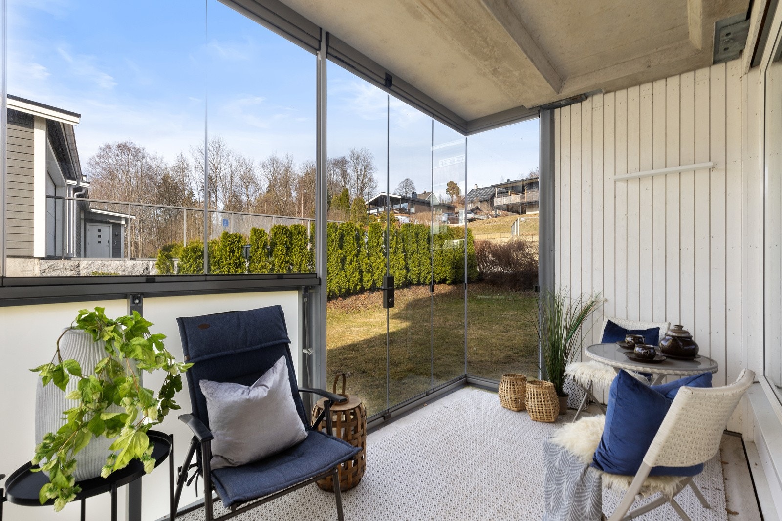 Romslig og hyggelig innglasset terrasse med skyvbare glass. Galleribilde