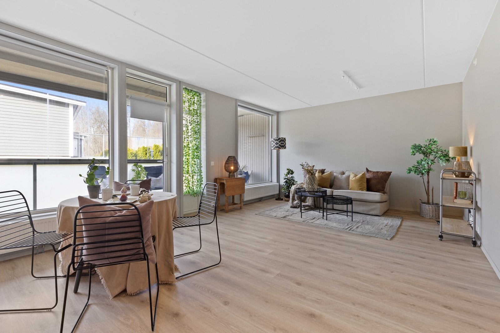 Åpen løsning med god plass til både spisebord og sofagruppe. Galleribilde