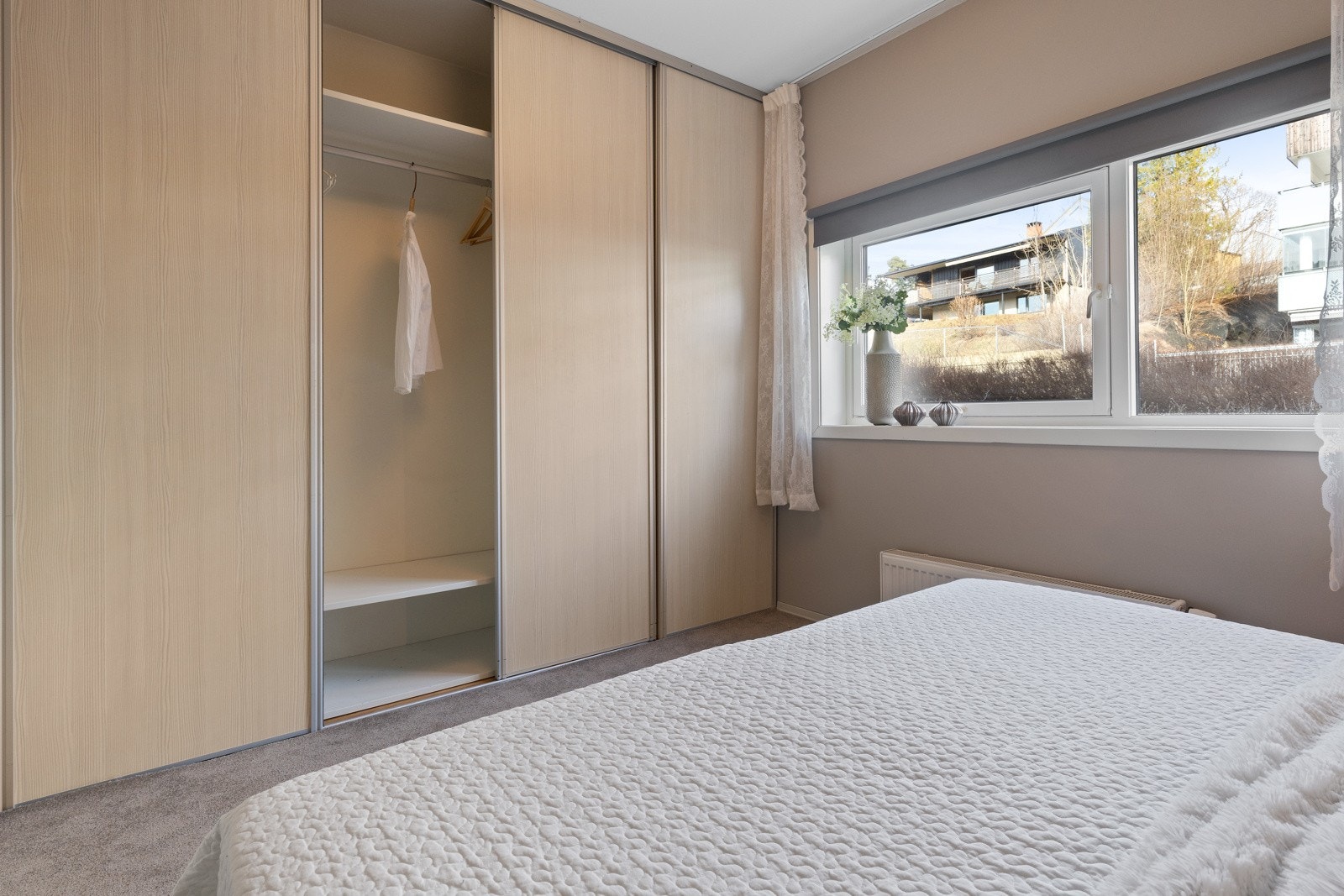 Soverommet har skyvedørsgarderobe med god plass til oppbevaring. Galleribilde