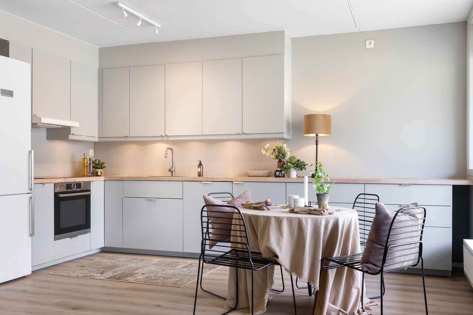 Det medfølger nedfelt platetopp, integrert stekeovn og oppvaskmaskin. Det er avsatt plass for kjøle-/fryseskap. Galleribilde