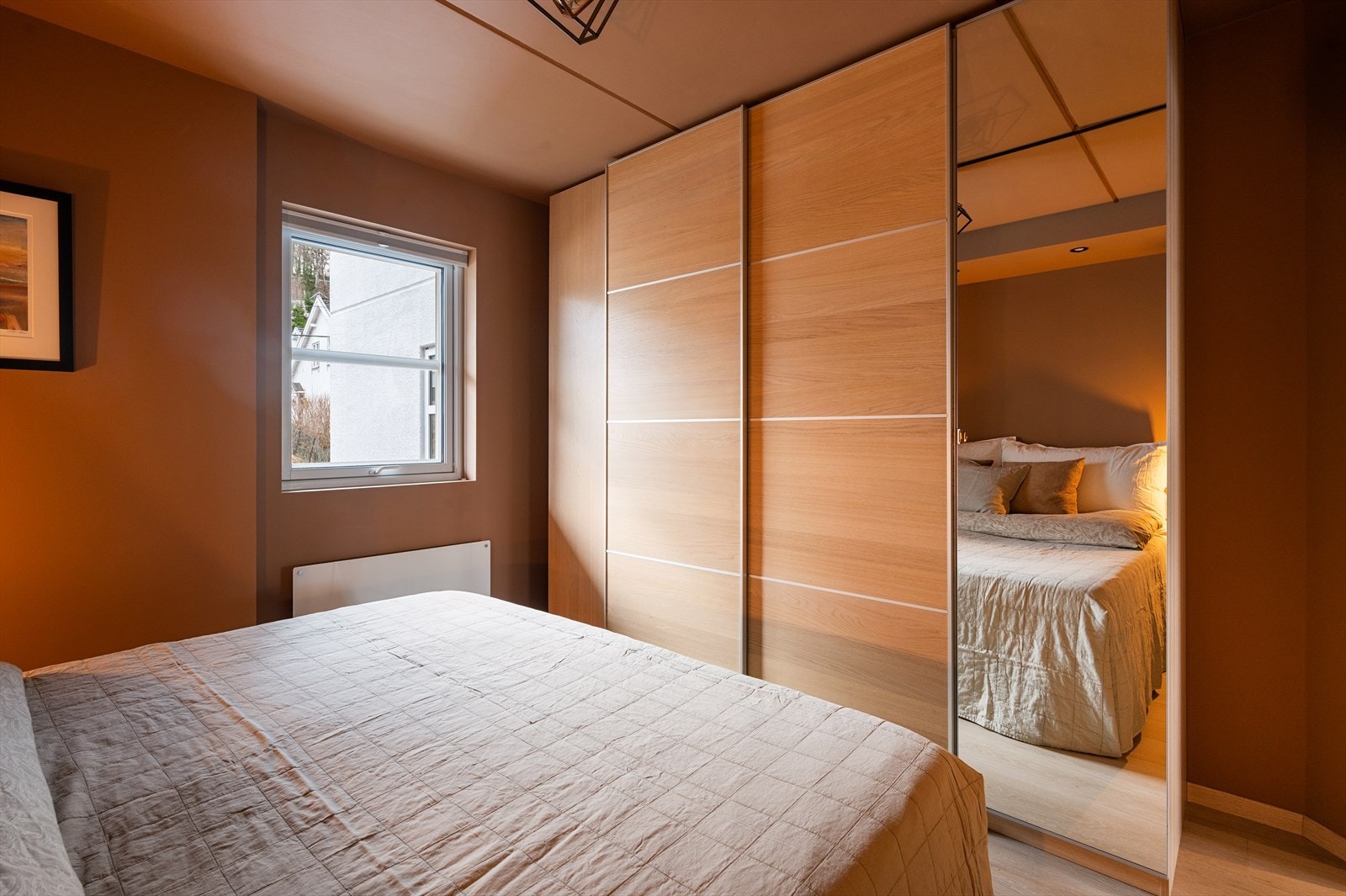 Stor skyvedørsgarderobe gir rikelig med oppbevaringsplass. Galleribilde