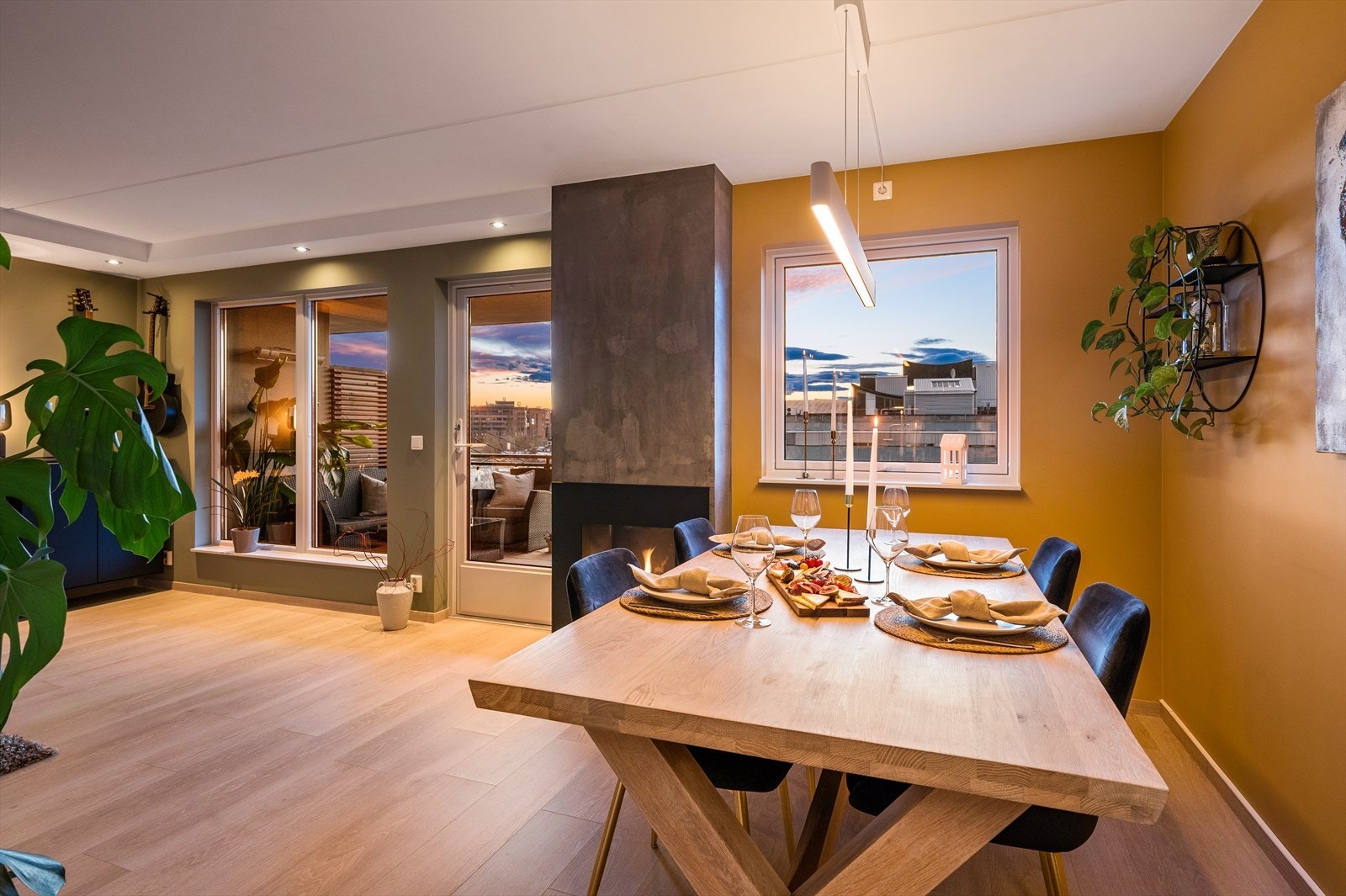 Spot-kasse i stue og smartbelysning via Philips Hue gir fleksibel og stilfull belysning i boligen. Galleribilde