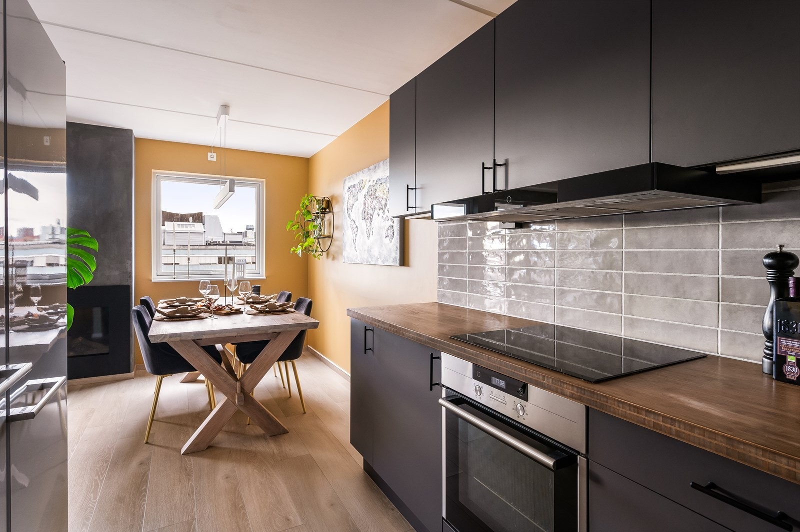 Kjøkkenet er utstyrt med integrert ovn, keramisk platetopp og ventilator som er koblet til eget avtrekk i det balanserte ventilasjonsanlegget. Galleribilde