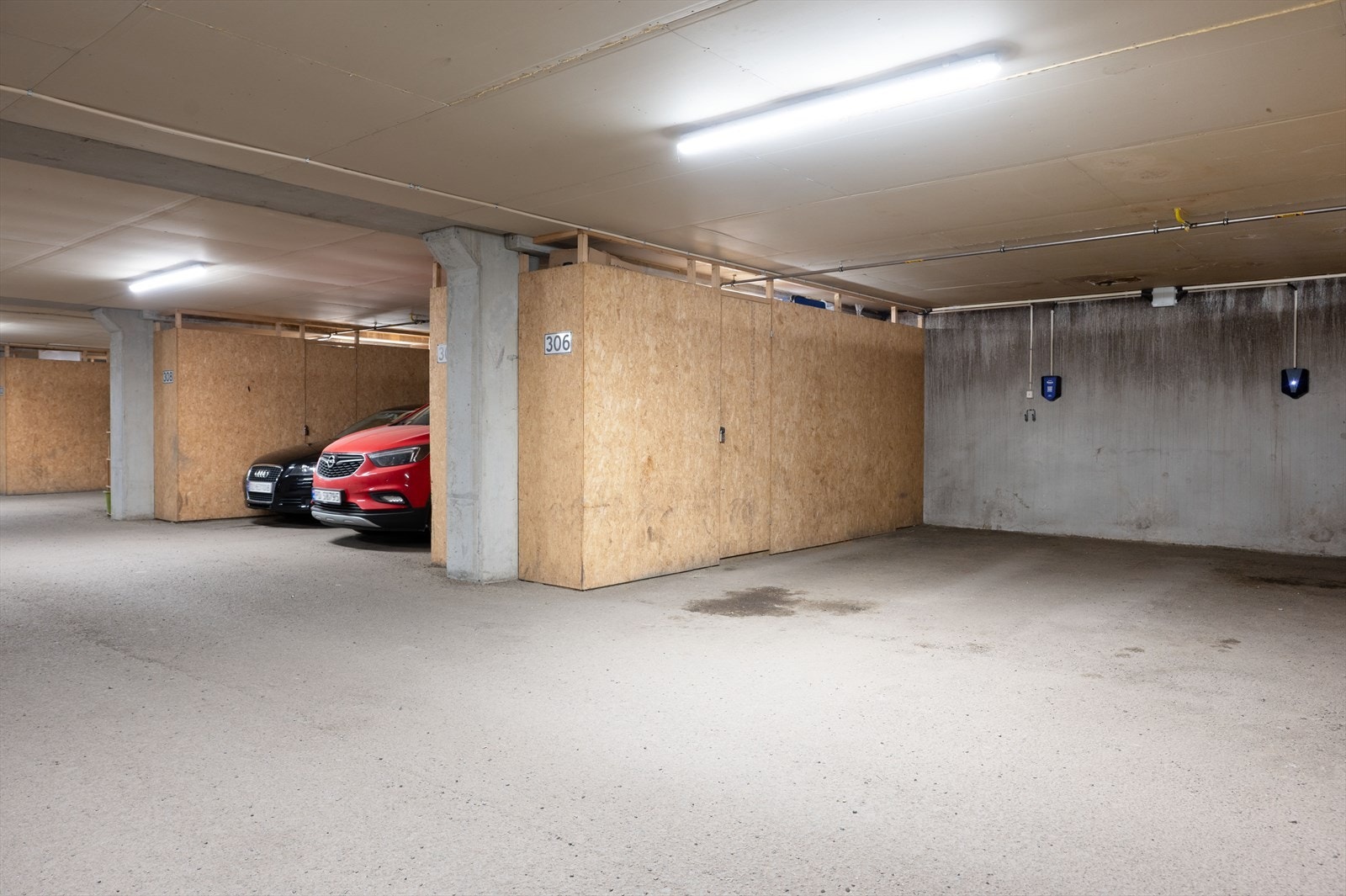 Hver seksjon disponerer eksklusivt én nummerert garasjeplass. Det er montert EL-lader på plassen. Galleribilde