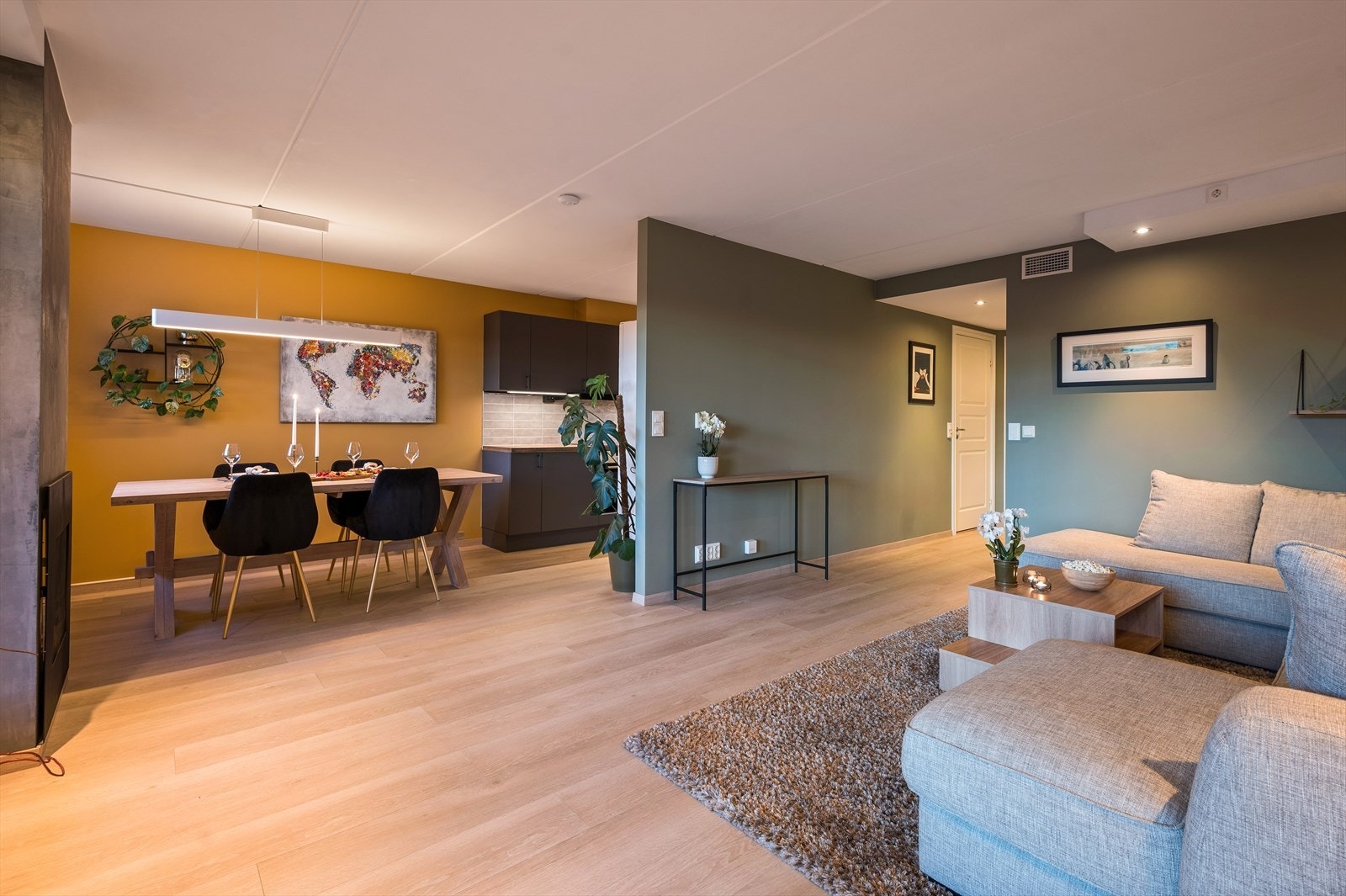 Lys og innbydende stue med god plass til både sofagruppe og stort spisebord - perfekt for hyggelige sammenkomster og hverdagsliv. Galleribilde