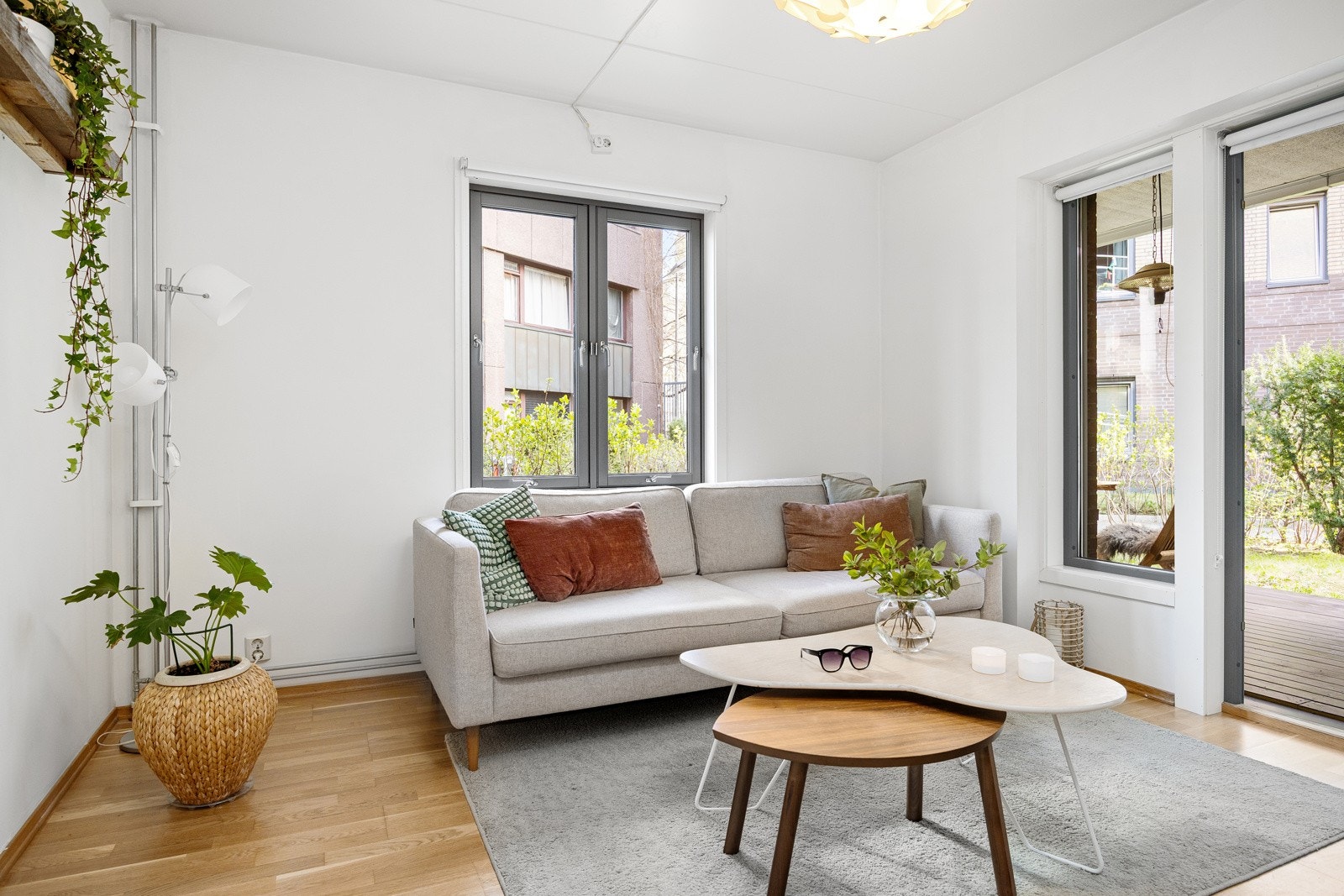 Stue med plass til sofagruppe og tv-seksjon Galleribilde