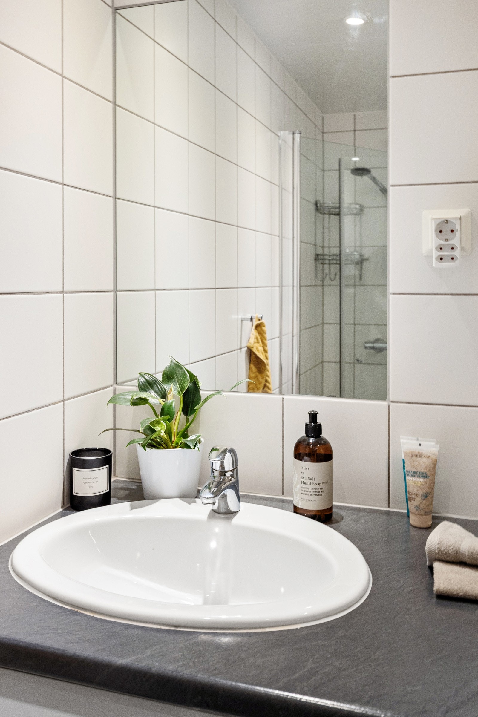 Nedfelt servant med ett-greps armatur Galleribilde