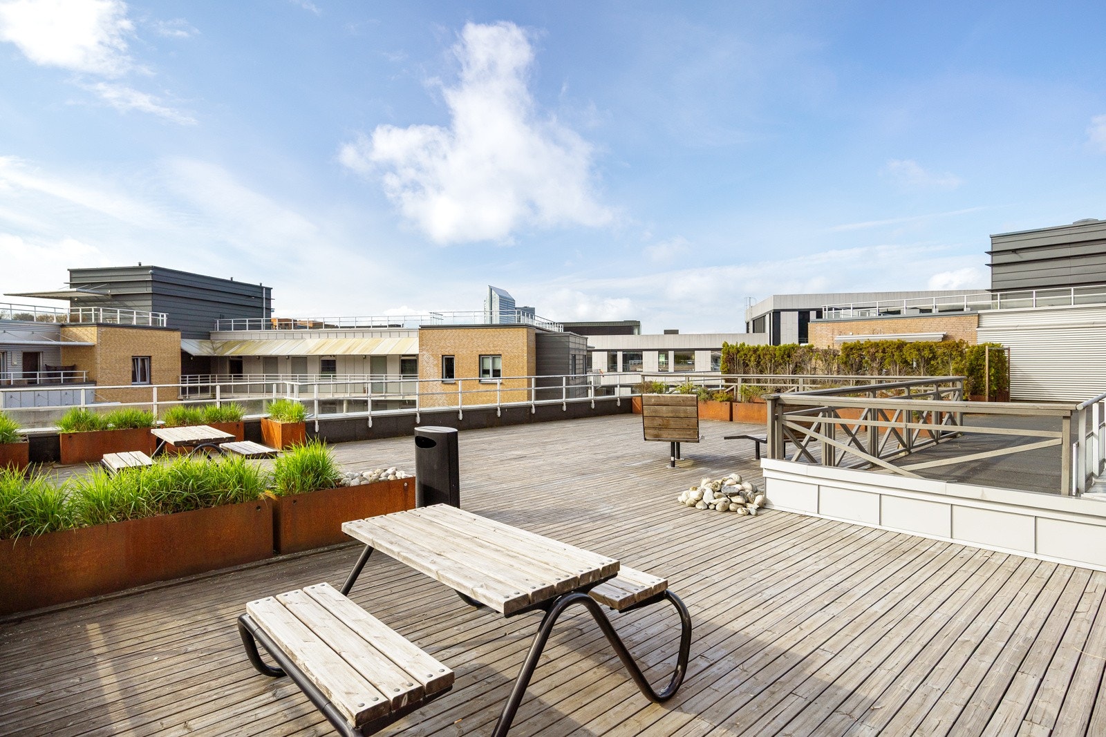 Solrik felles takterrasse med flere sittegrupper Galleribilde