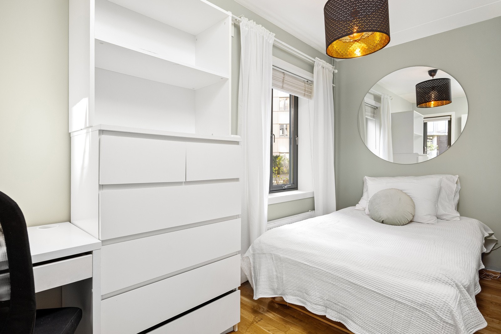 Soverom III med plass til seng, skrivepult og nattbord. Garderobe medfølger Galleribilde