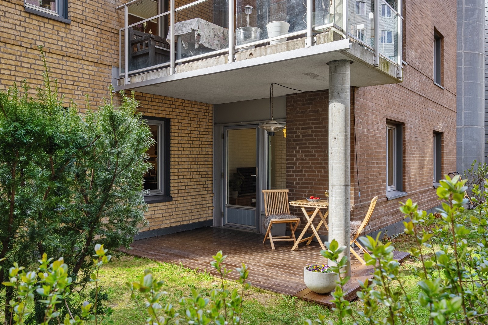 Romslig markterrasse på 9 kvm samt disponibel hage Galleribilde