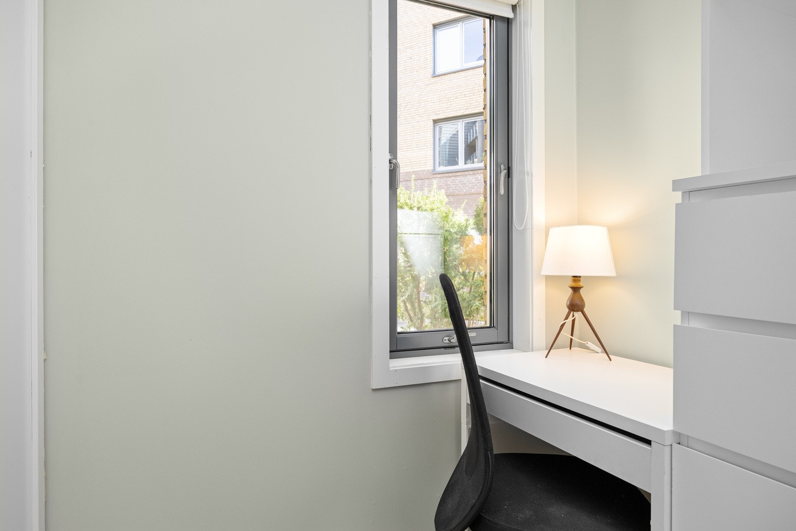 Soverom II med plass til seng, skrivepult og nattbord. Garderobe medfølger Galleribilde