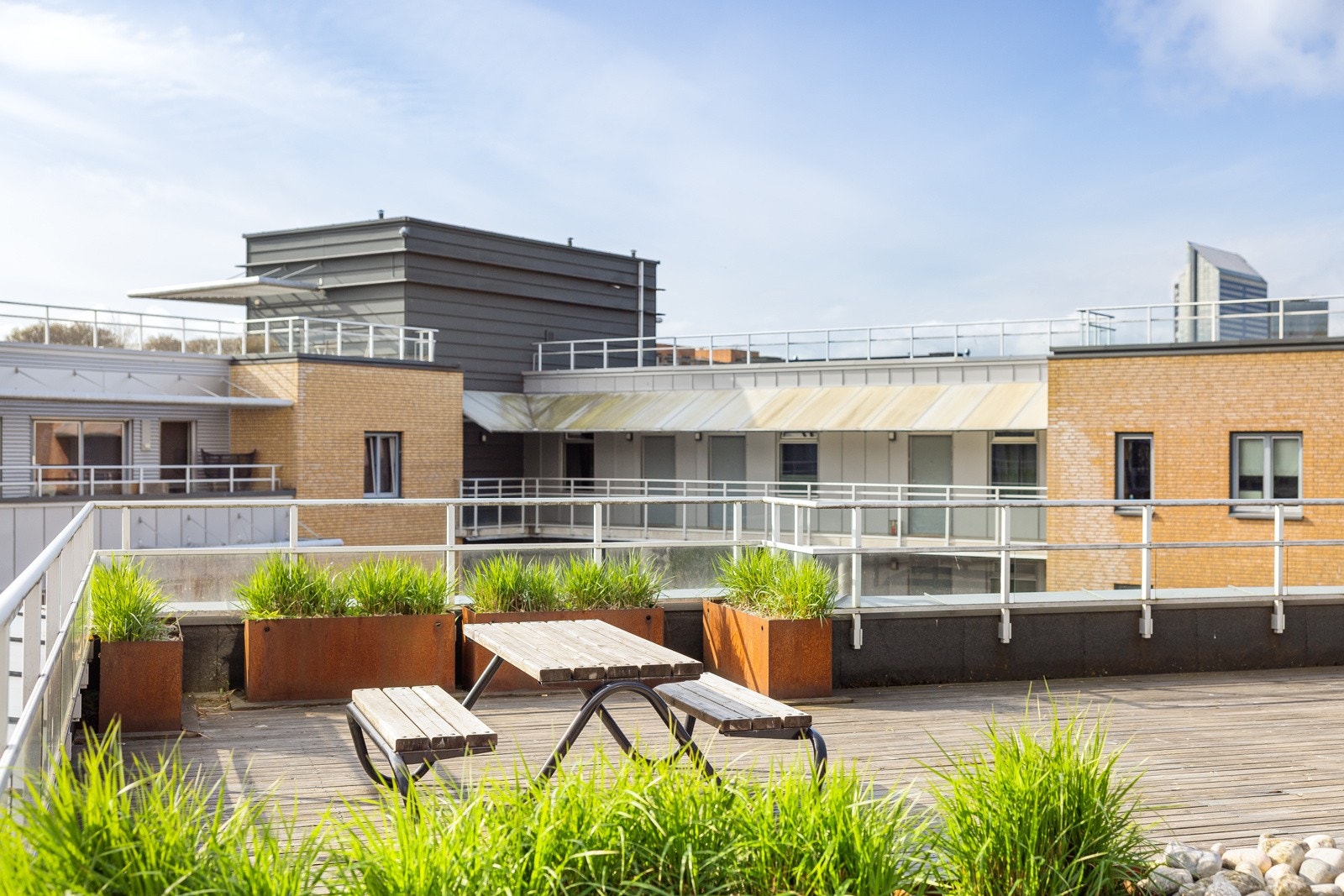 Solrik felles takterrasse med flere sittegrupper Galleribilde