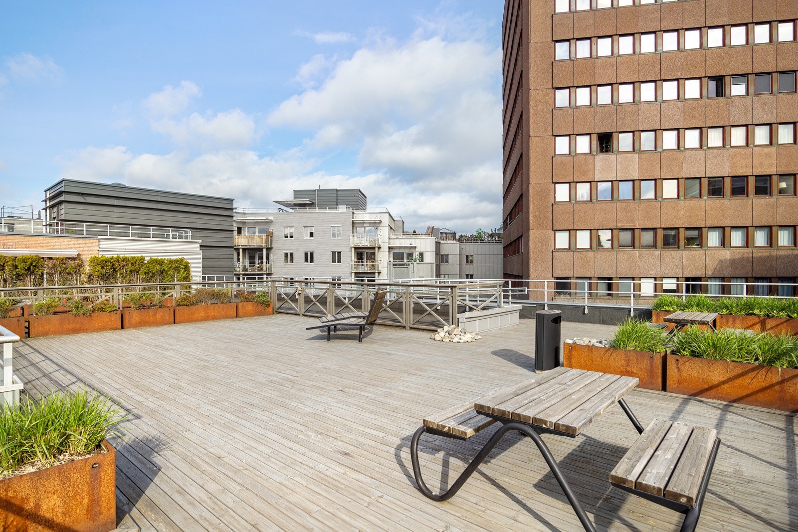 Solrik felles takterrasse med flere sittegrupper Galleribilde
