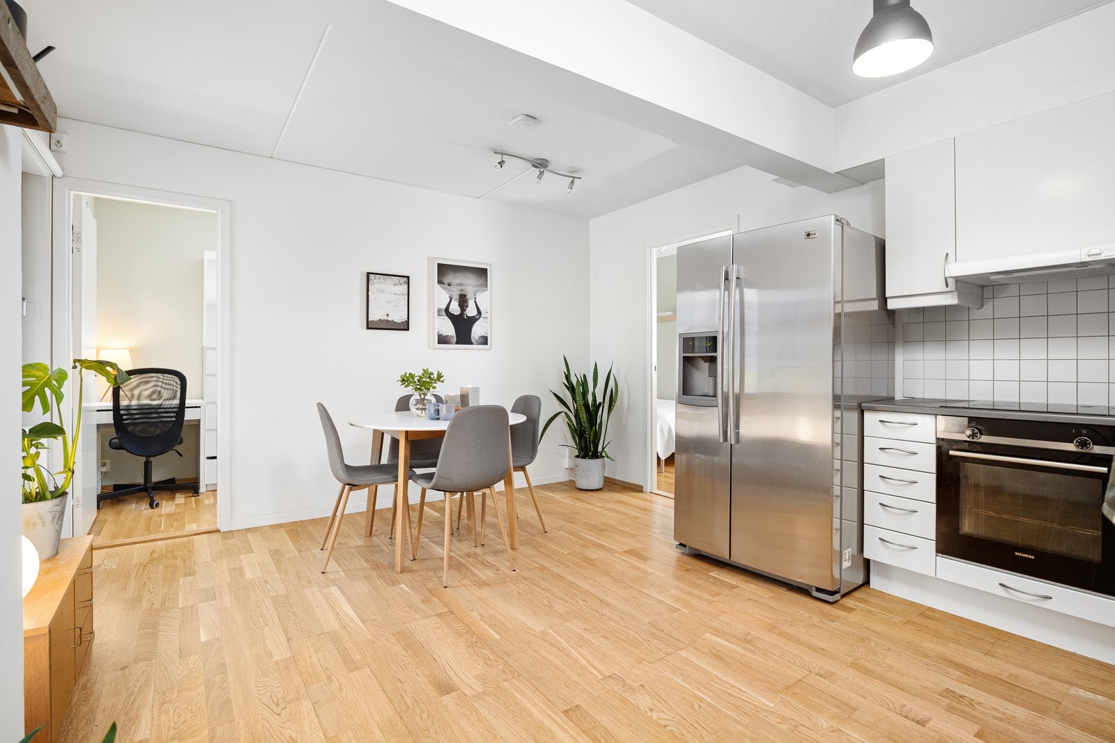 Romslig kjøkken med plass til stort spisebord og annet ønsket møblement Galleribilde