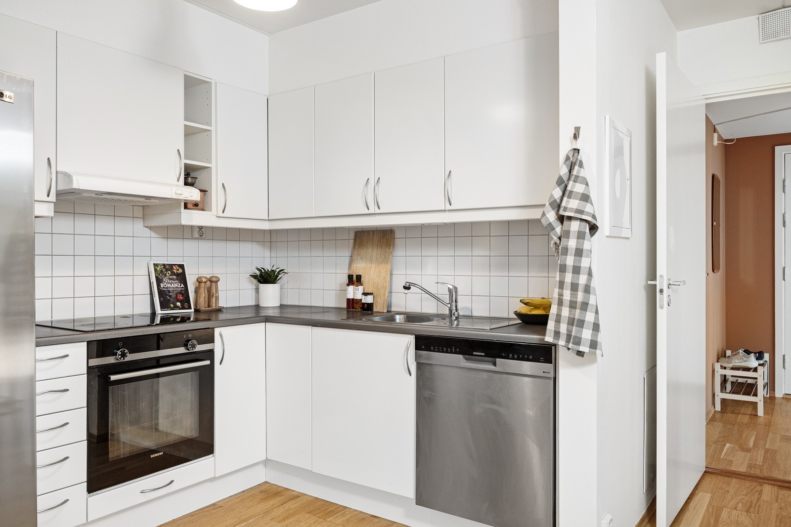 Medfølgende hvitevarer i kjøkken Galleribilde