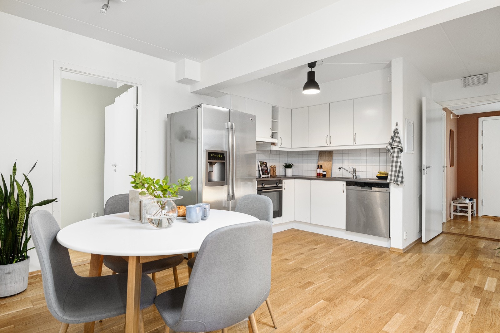 Romslig kjøkken med god skap- og benkeplass Galleribilde