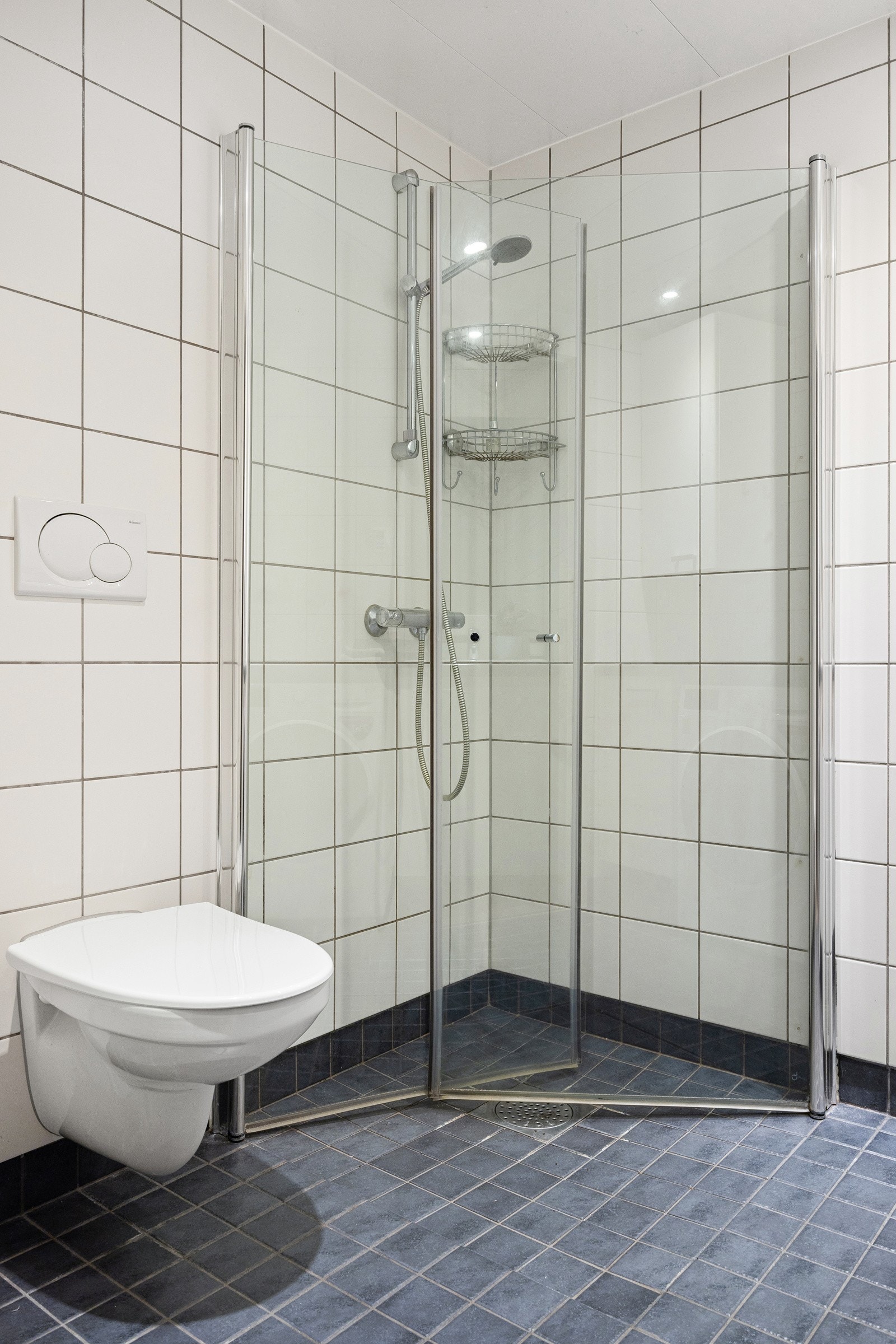 Vegghengt klosett og dusj med innfellbare dusjvegger i herdet glass Galleribilde