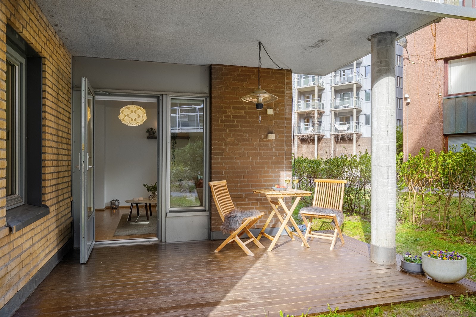 Utgang til romslig markterrasse og disponibel hage Galleribilde