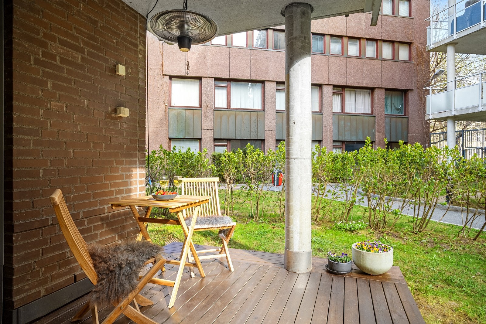 Utgang til markterrasse og hage fra stue/soverom IIII Galleribilde