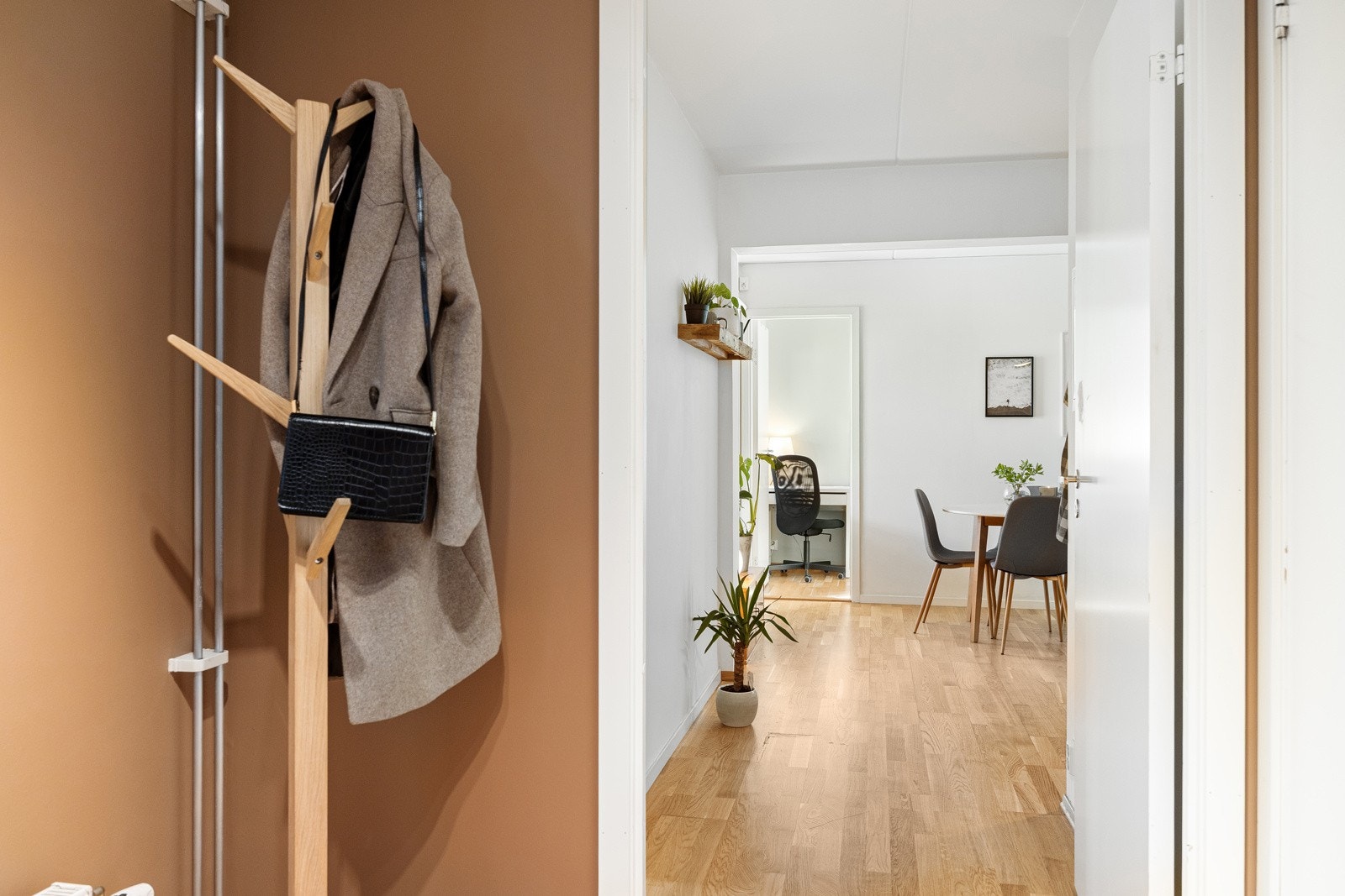 Innbydende entré med plass til oppheng av ytterklær og plassering av sko Galleribilde
