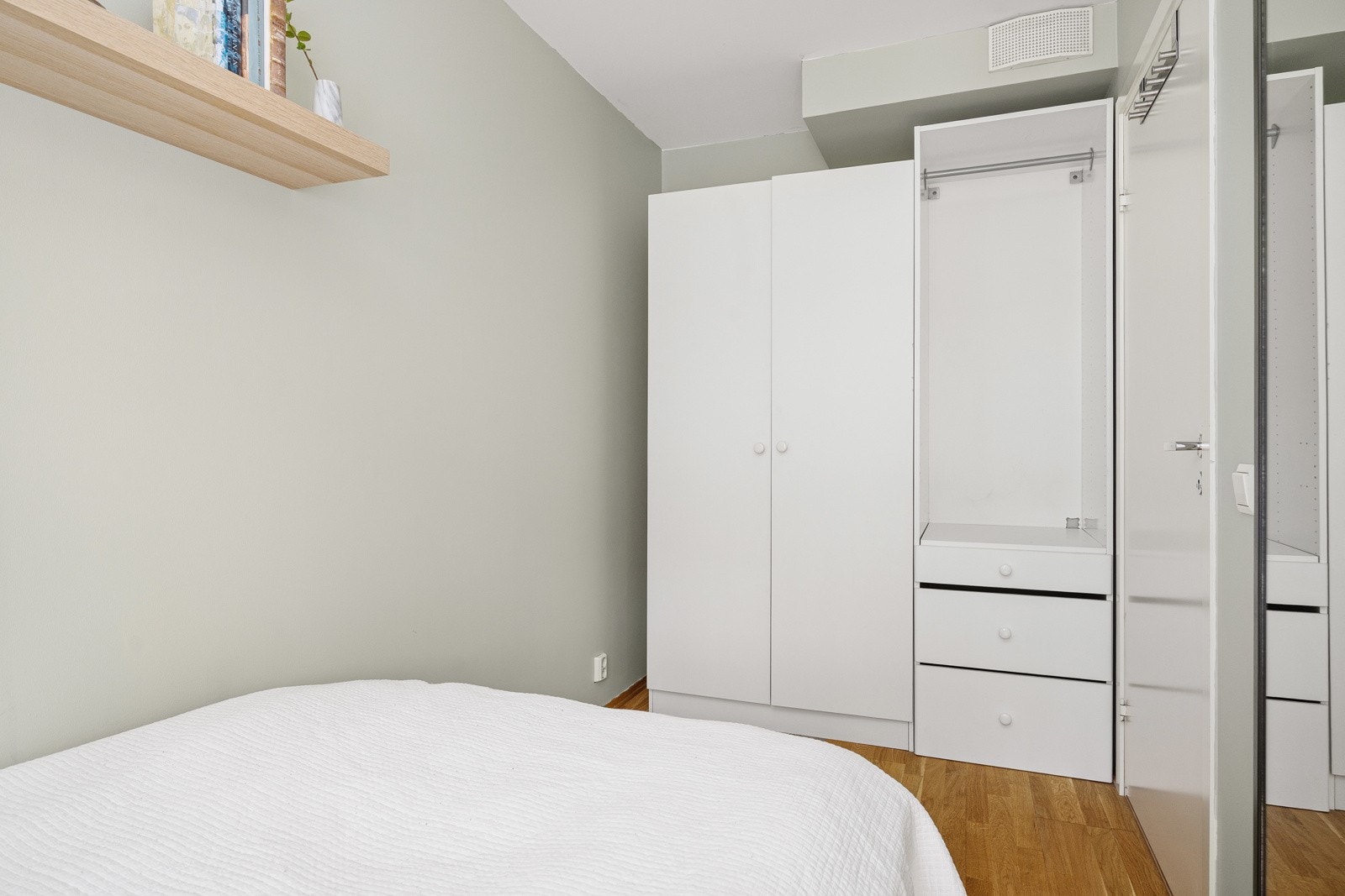 Soverom II med plass til seng og nattbord. Garderobe medfølger Galleribilde