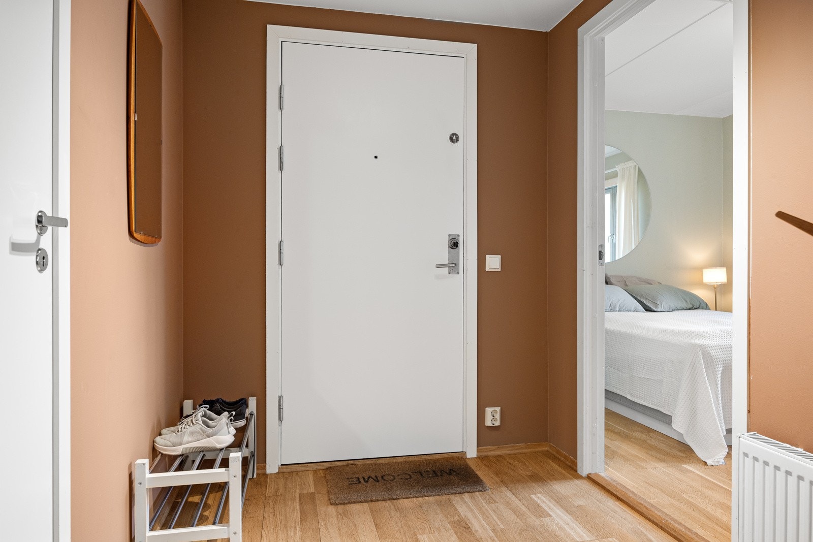 Innbydende entré med plass til oppheng av ytterklær og plassering av sko Galleribilde