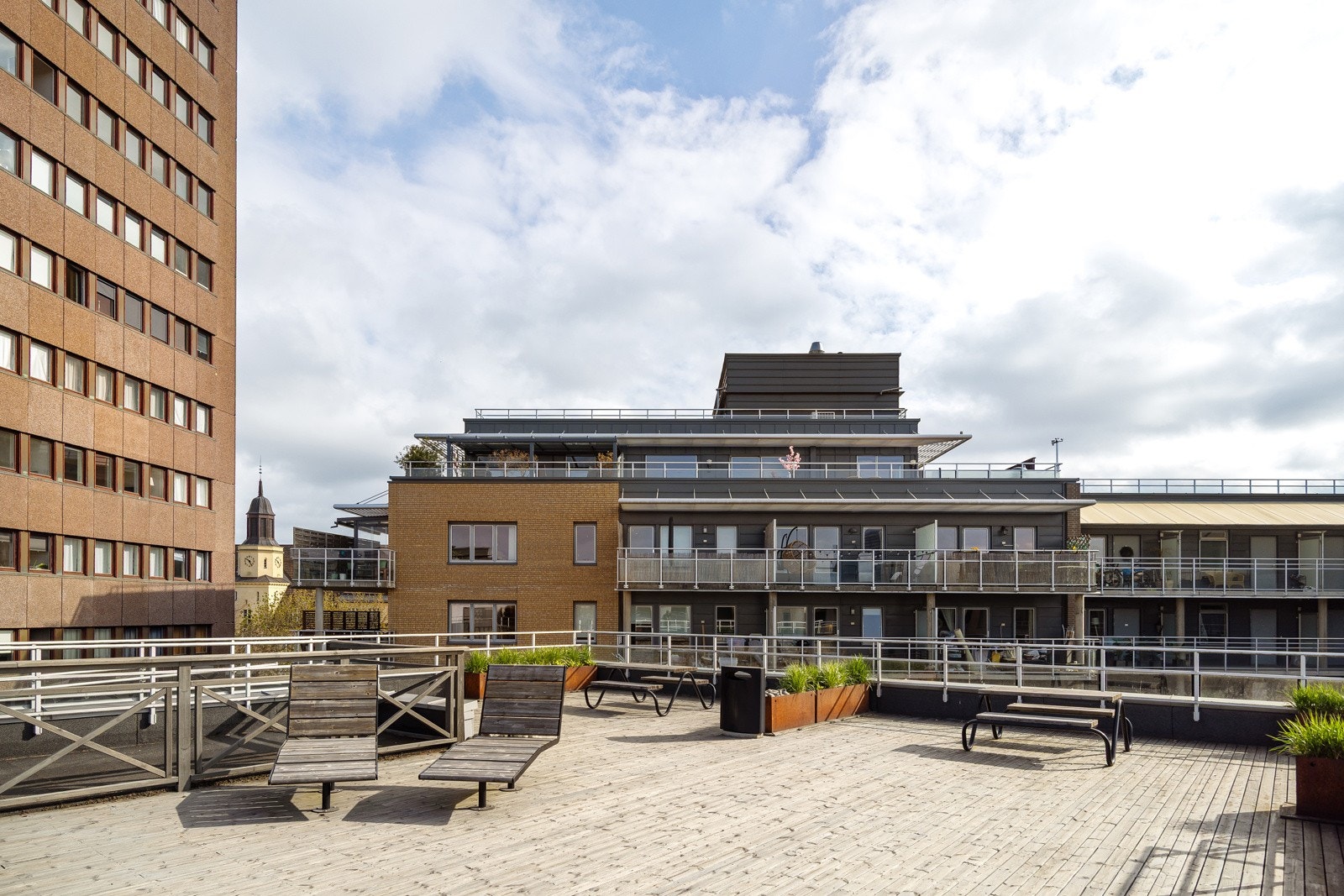 Solrik felles takterrasse med flere sittegrupper Galleribilde