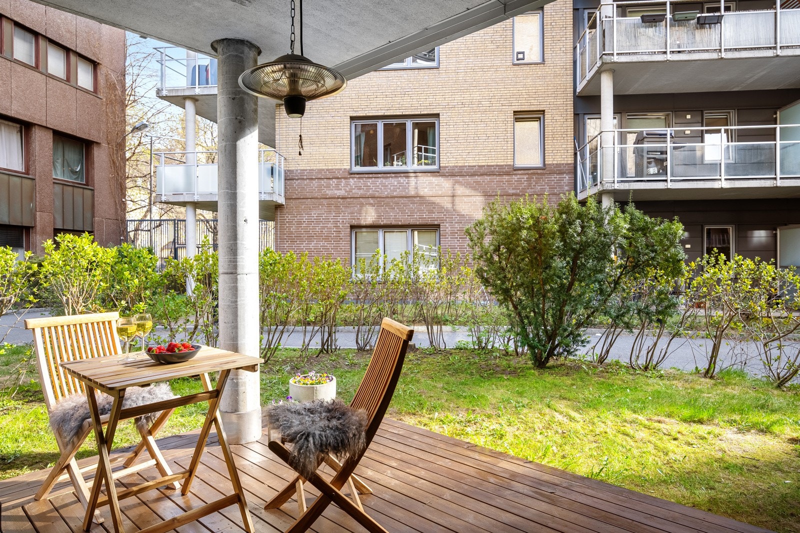 Romslig markterrasse på 9 kvm samt disponibel hage Galleribilde