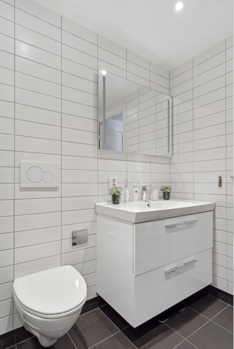 God belysning i badet med lys i speil. Galleribilde