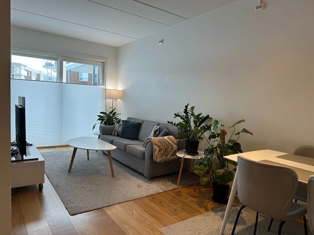 Stuerommet. Vinduer fra gulv til tak med terrasse rett utenfor. Leiligheten ligger i første etasje med gode lysforhold. Galleribilde