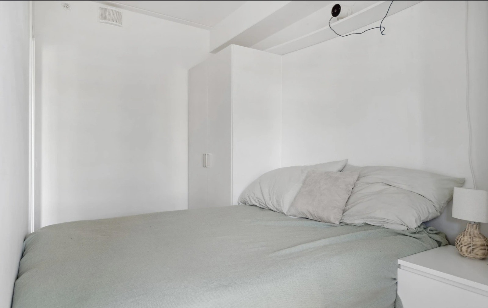 Garderobeskap ligger på hver side av sengen. Galleribilde