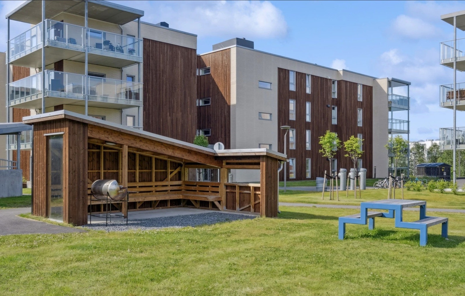 En gapahuk, med grill tilgjengelig å bruke utenfor. Galleribilde