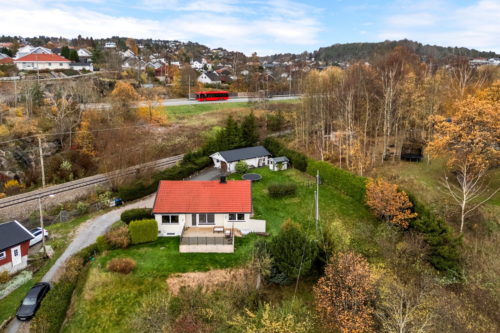 Eiendommen grenser på den ene siden mot jernbanen Galleribilde