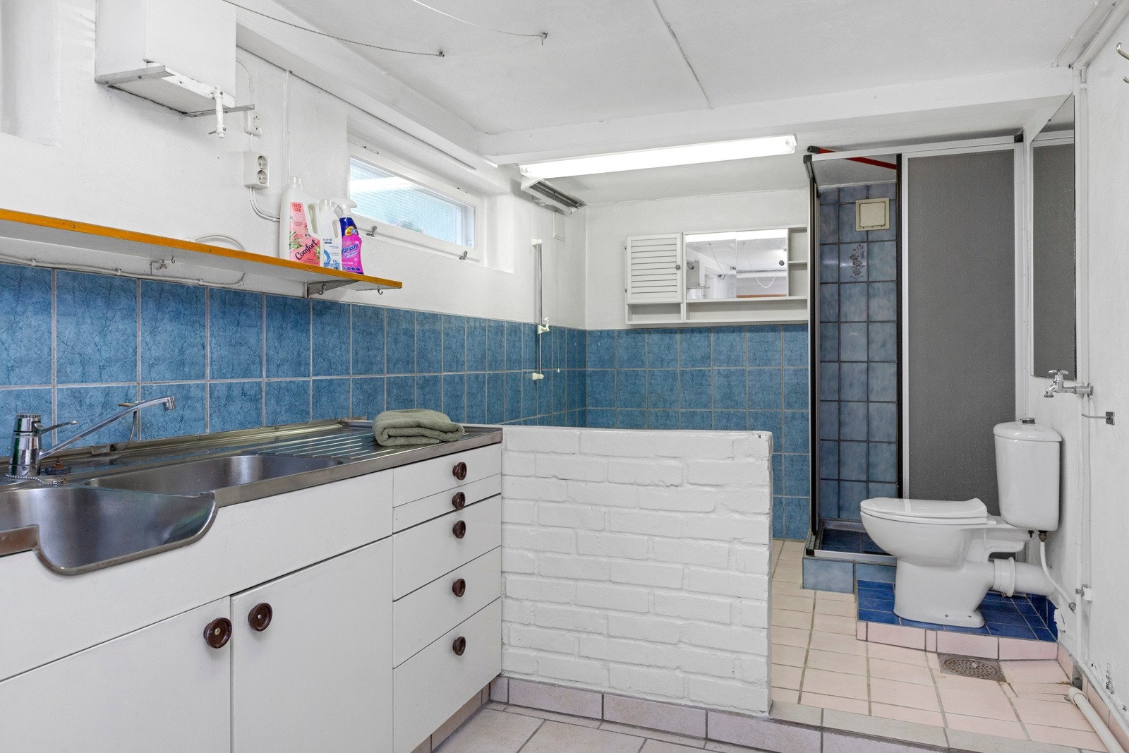 Eldre stort bad/vaskerom Galleribilde