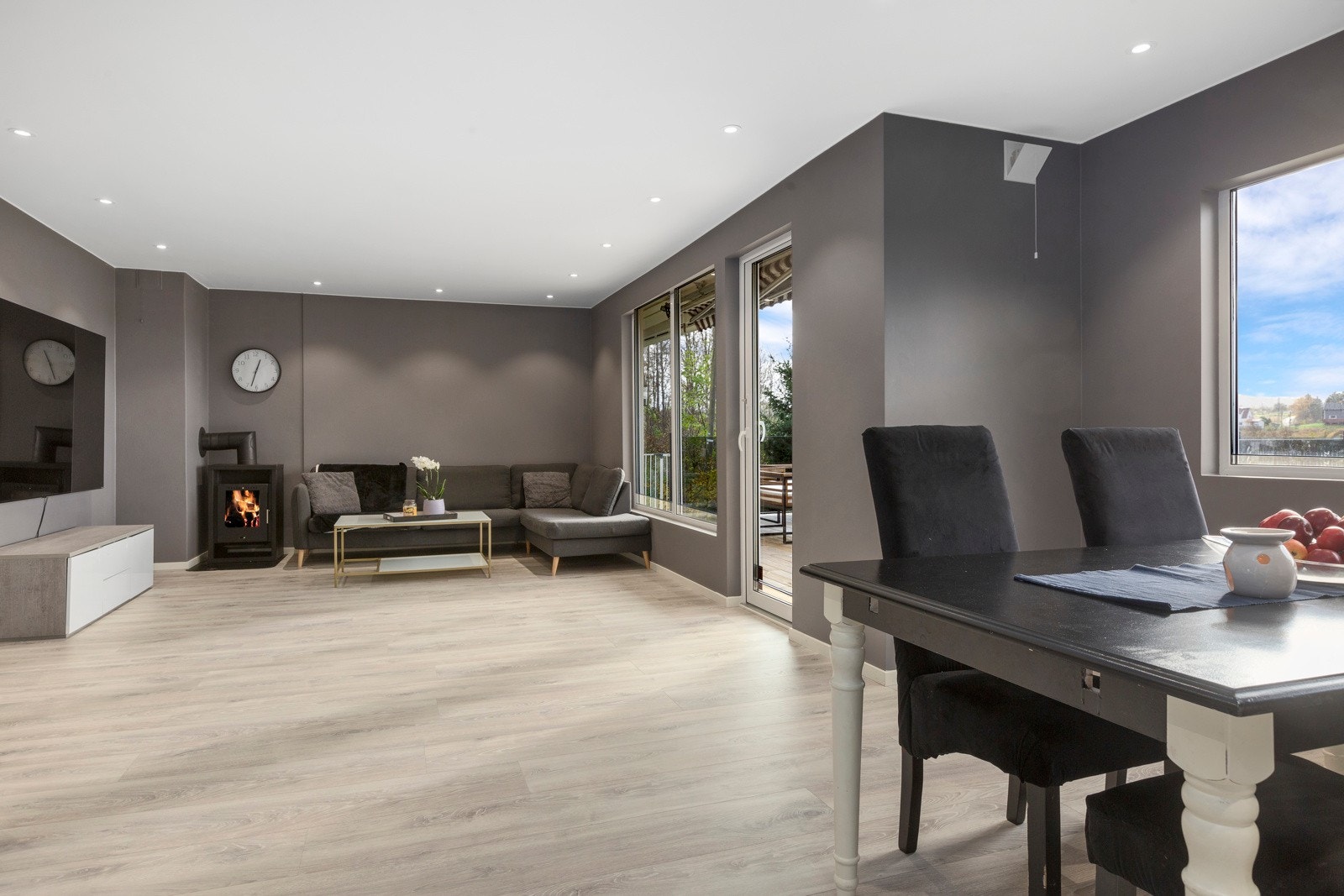 God plass til spisestue og dagligstue Galleribilde